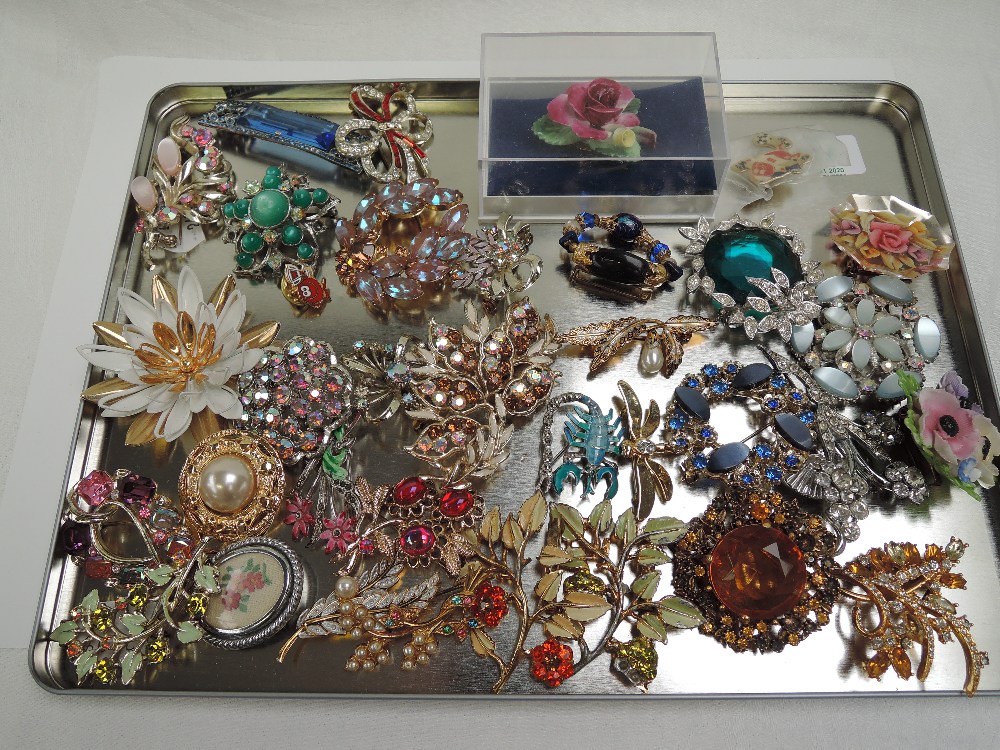 A tray of costume brooches including vintage enamelled, diamante, ceramic etc