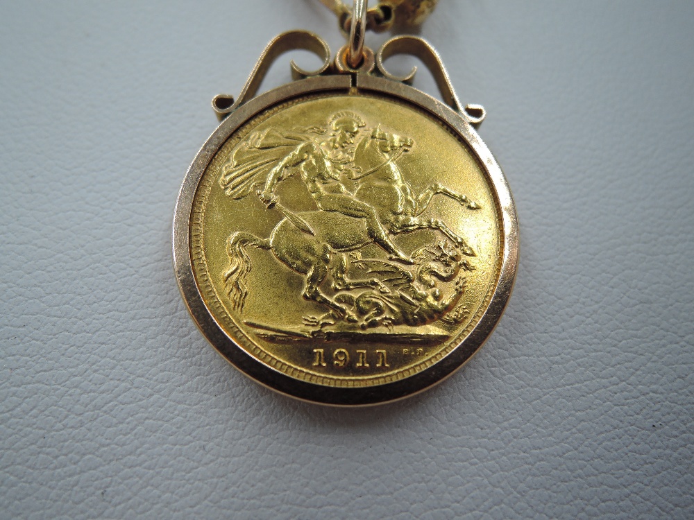 A 1911 gold sovereign in a yellow metal removable mount stamped 9ct on a fancy link rose gold - Image 2 of 3