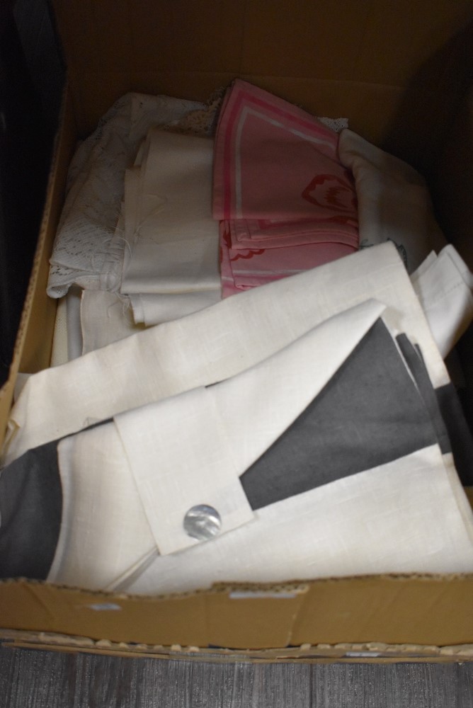 A box of mixed vintage and modern table linen and similar.
