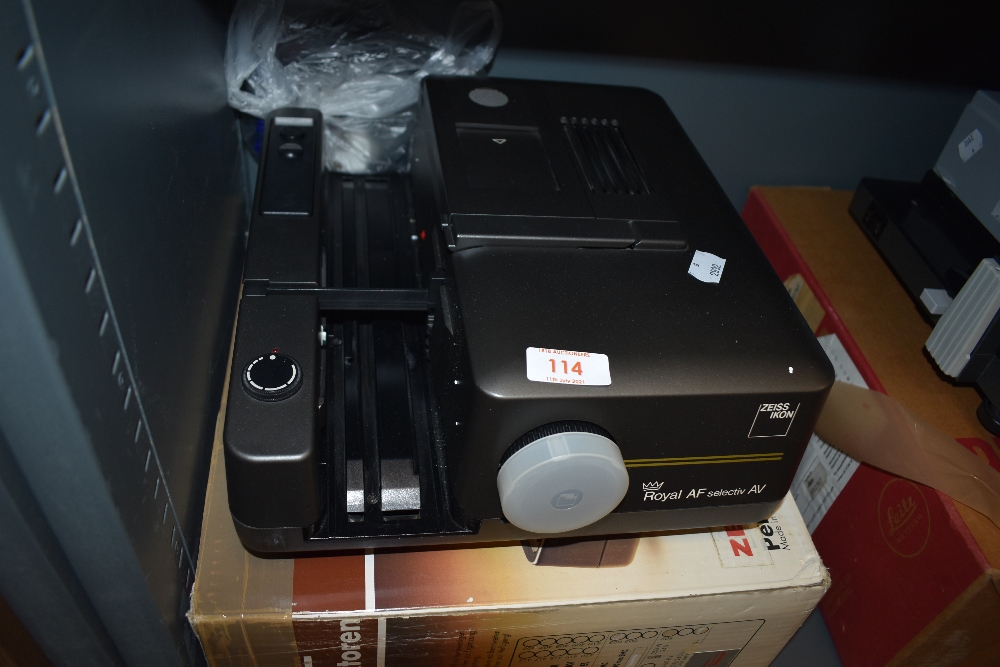 A Zeiss Ikon Royal AF Selectiv AV slide projector
