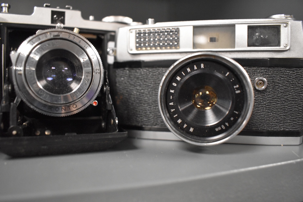 Three cameras. A Rank Mamaya with a Mamiya Komina 40mm lens, a Zeiss Ikon Nettar with Novar- - Image 3 of 3