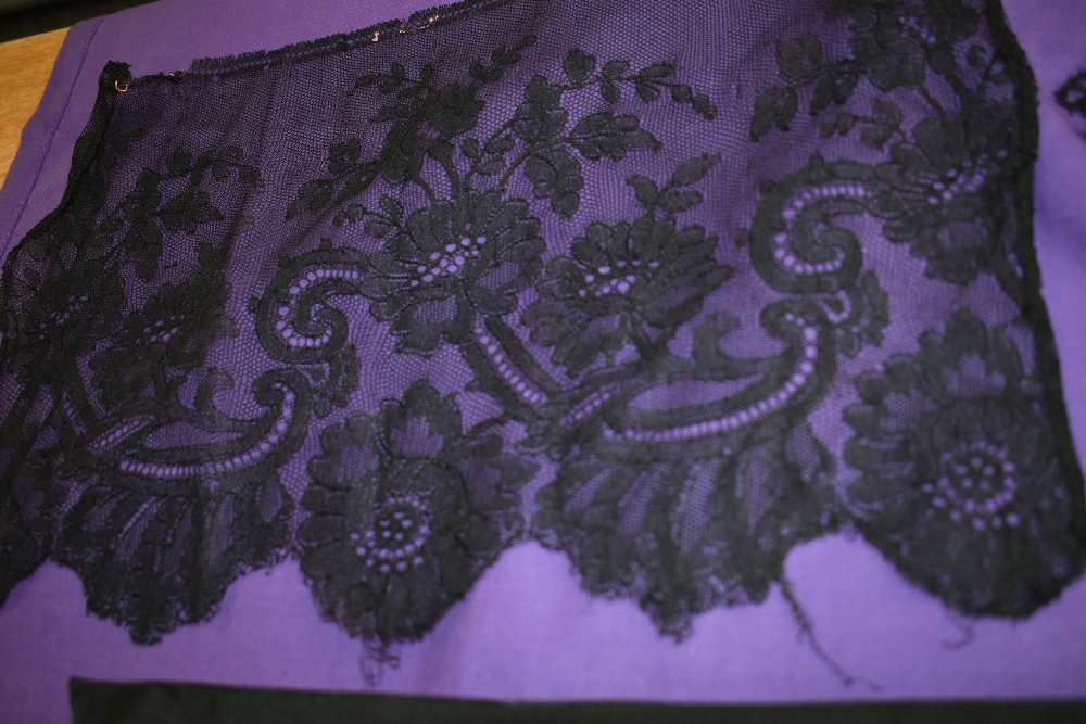 A collection of antique black lace,ribbon and trimmings, also a lace shawl/partial bodice,AF. - Image 5 of 11