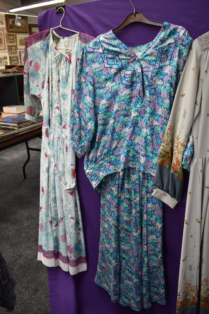 A collection of vintage and retro Ladies clothing in a mixture of colours,styles and eras - Image 3 of 5