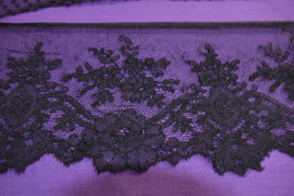 A collection of antique black lace,ribbon and trimmings, also a lace shawl/partial bodice,AF. - Image 11 of 11