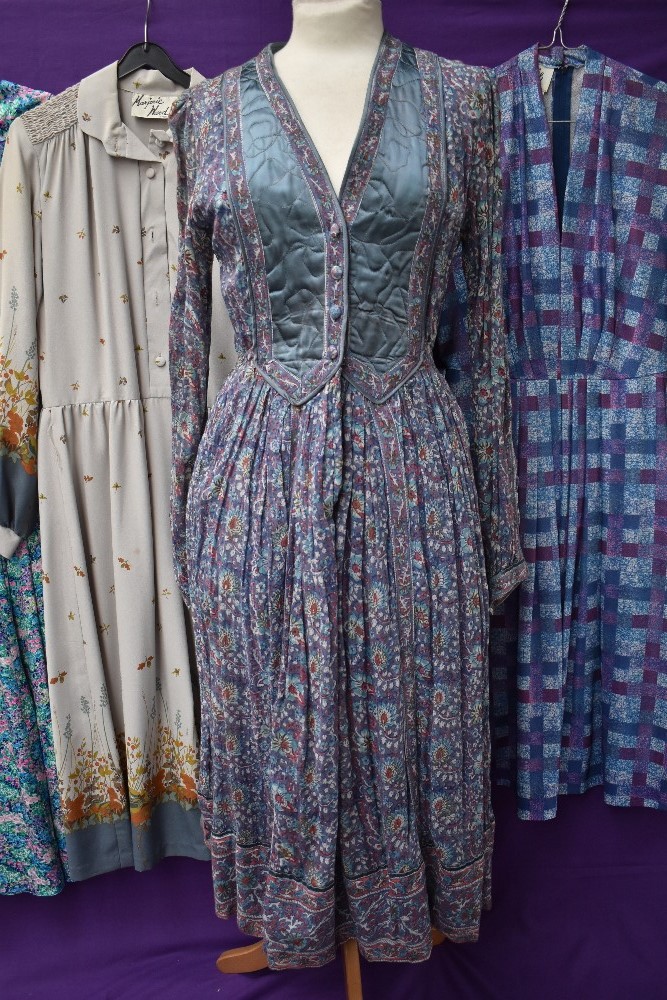 A collection of vintage and retro Ladies clothing in a mixture of colours,styles and eras - Image 2 of 5