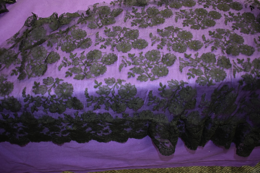 A collection of antique black lace,ribbon and trimmings, also a lace shawl/partial bodice,AF. - Image 8 of 11