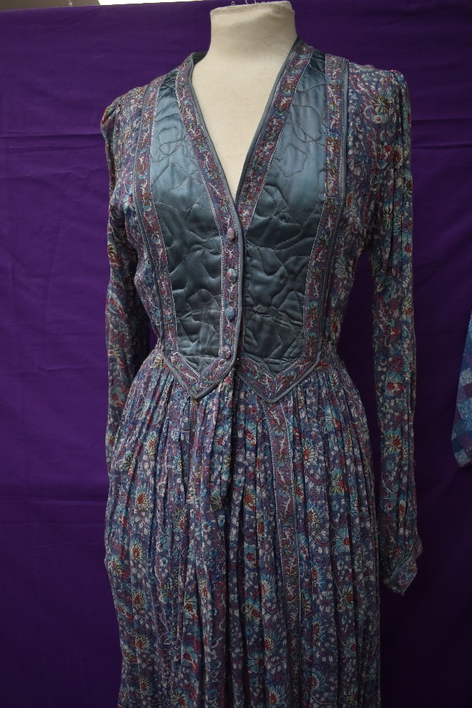 A collection of vintage and retro Ladies clothing in a mixture of colours,styles and eras - Image 5 of 5