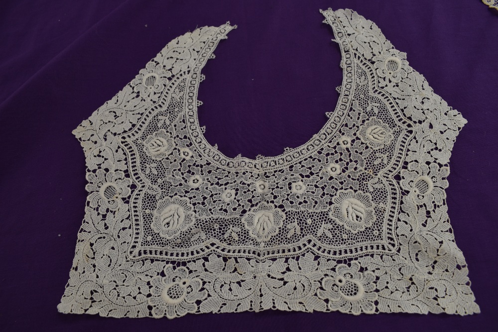 A box of vintage and antique lace collars, crotchet edging,mats,tray cloths and doilies, fabric - Image 4 of 5