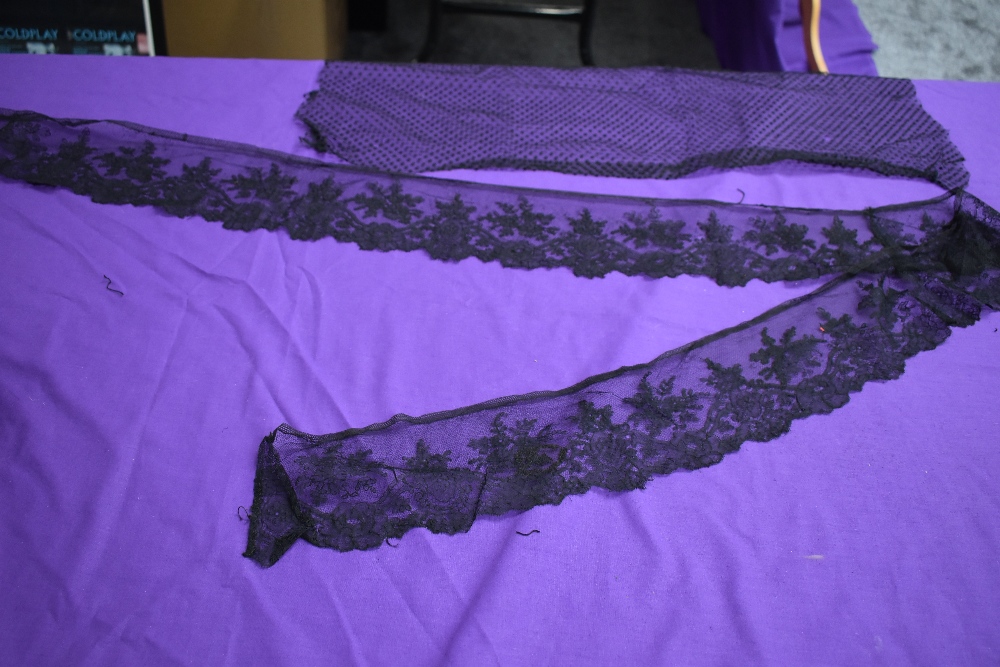 A collection of antique black lace,ribbon and trimmings, also a lace shawl/partial bodice,AF. - Image 10 of 11
