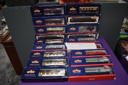 Eighteen Bachmann 00 gauge Coaches and Vans, 39-420X x2, 39420 x2, 39320, 39290, 39280, 39300,