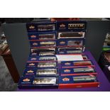 Eighteen Bachmann 00 gauge Coaches and Vans, 39-420X x2, 39420 x2, 39320, 39290, 39280, 39300,