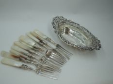 An Edwardian silver trinket dish of oval form having moulded and pierced decoration to rim,