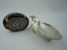 An Edwardian silver measuring spoon having trefoil bun feet and engraved decoration to short handle,