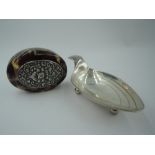An Edwardian silver measuring spoon having trefoil bun feet and engraved decoration to short handle,