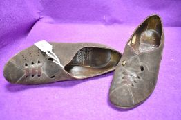 A pair of vintage 1940s ladies shoes having leather sole and 6cm heel in brown suede by Vernon