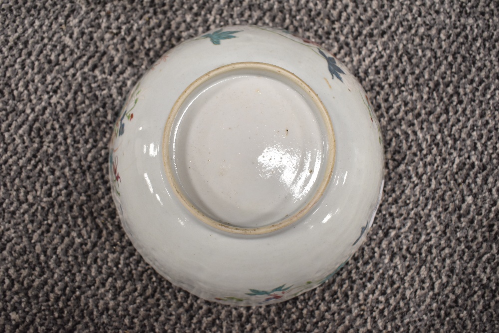 An antique Chinese porcelain punch or slop bowl having hand decorated naturalistic design - Image 4 of 4