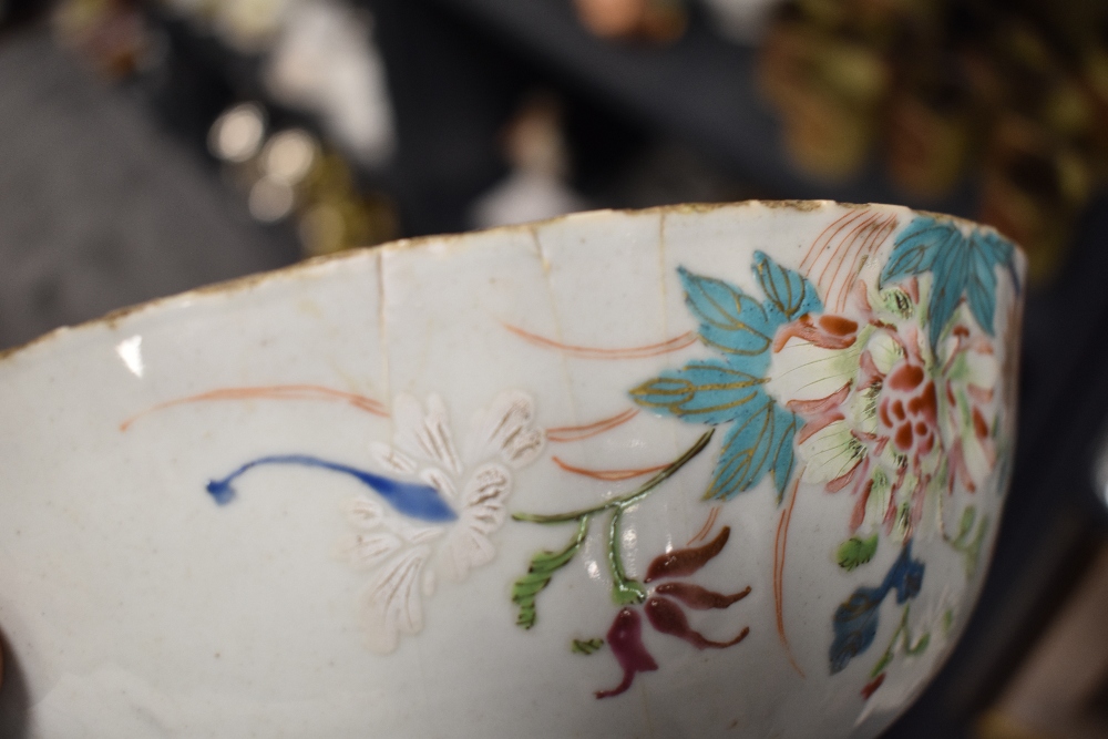 An antique Chinese porcelain punch or slop bowl having hand decorated naturalistic design - Image 3 of 4