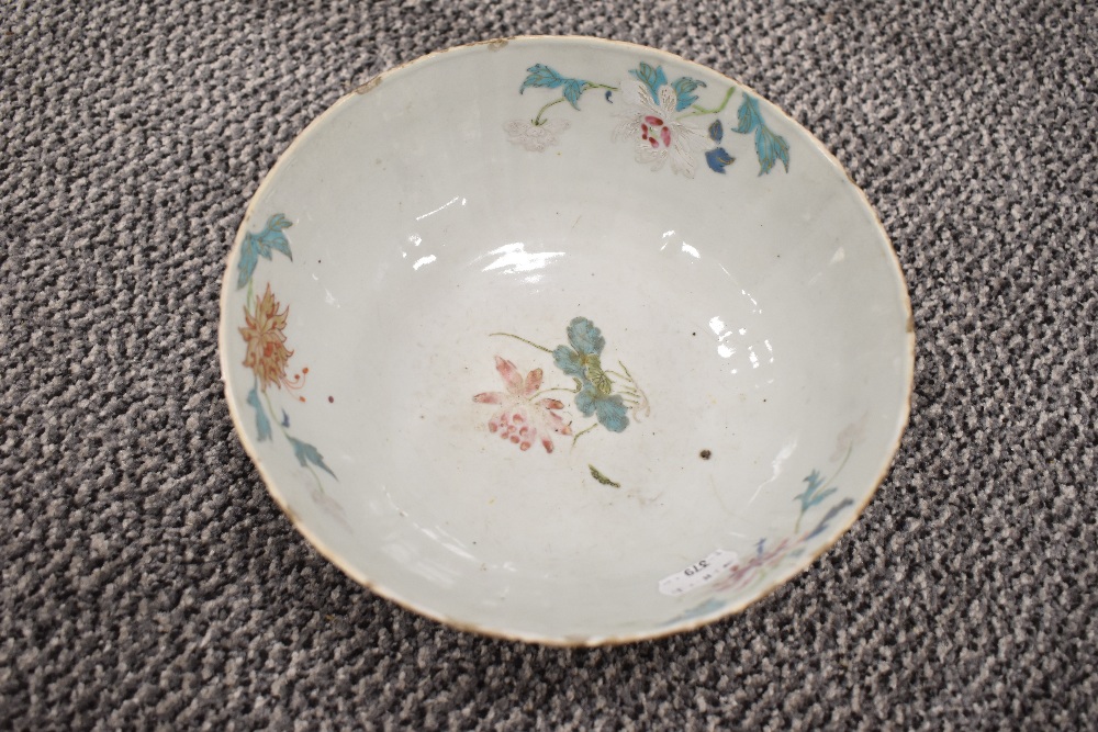 An antique Chinese porcelain punch or slop bowl having hand decorated naturalistic design - Image 2 of 4