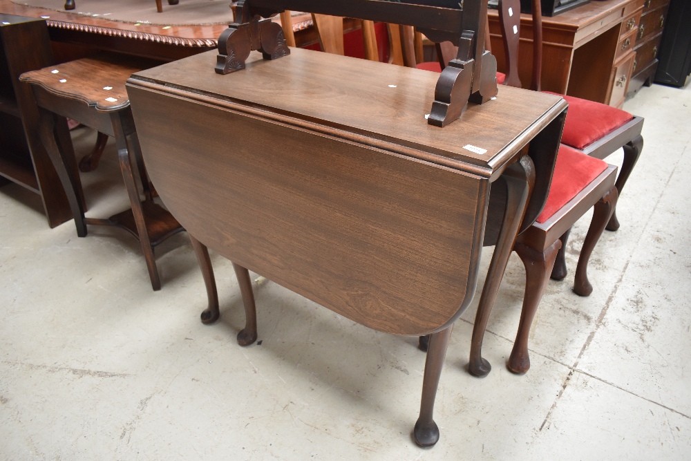 An early 20th Century mahogany gateleg dining table having cabriole legs