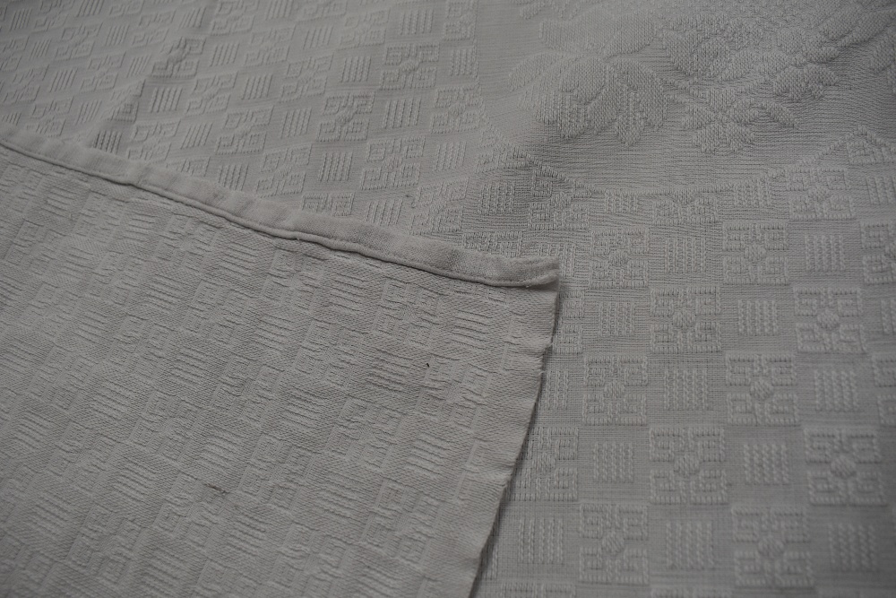 An antique marcella bed throw having floral design. - Image 4 of 4