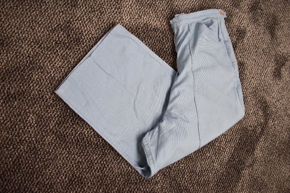 A pair of 1950s American powder blue linen ladies pedal pushers or cropped trousers having side - Image 4 of 4