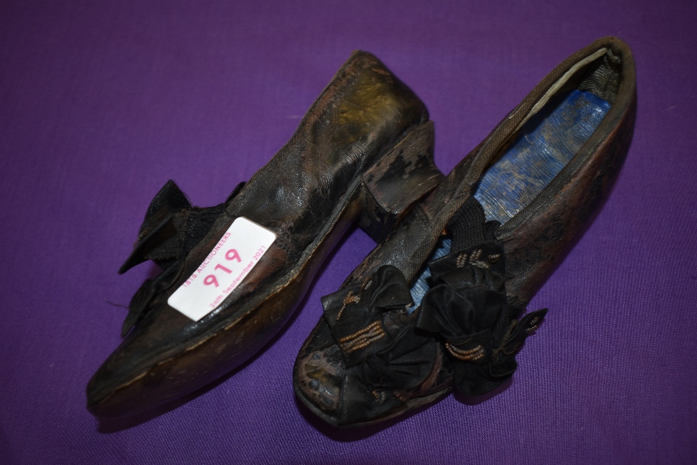 A pair of Victorian Childrens shoes with bow and beading detail to fronts. - Image 2 of 4