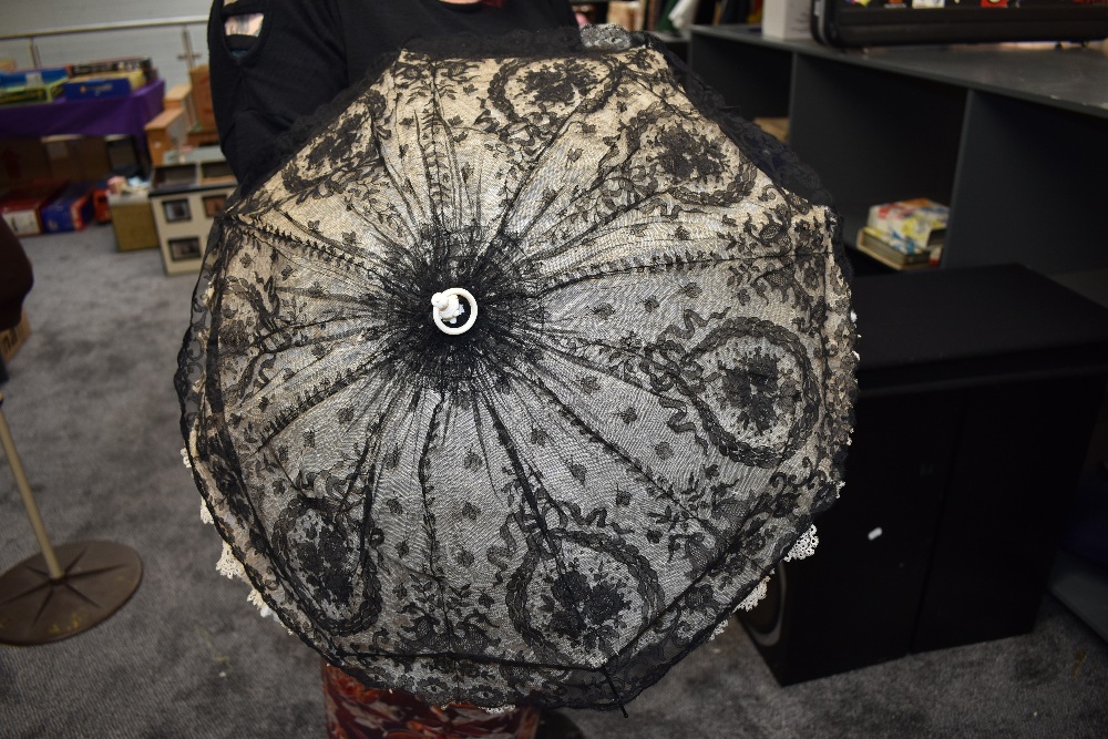 A Victorian parasol having fine black lace over cream tatting and silk ground,white carved handle - Image 6 of 6