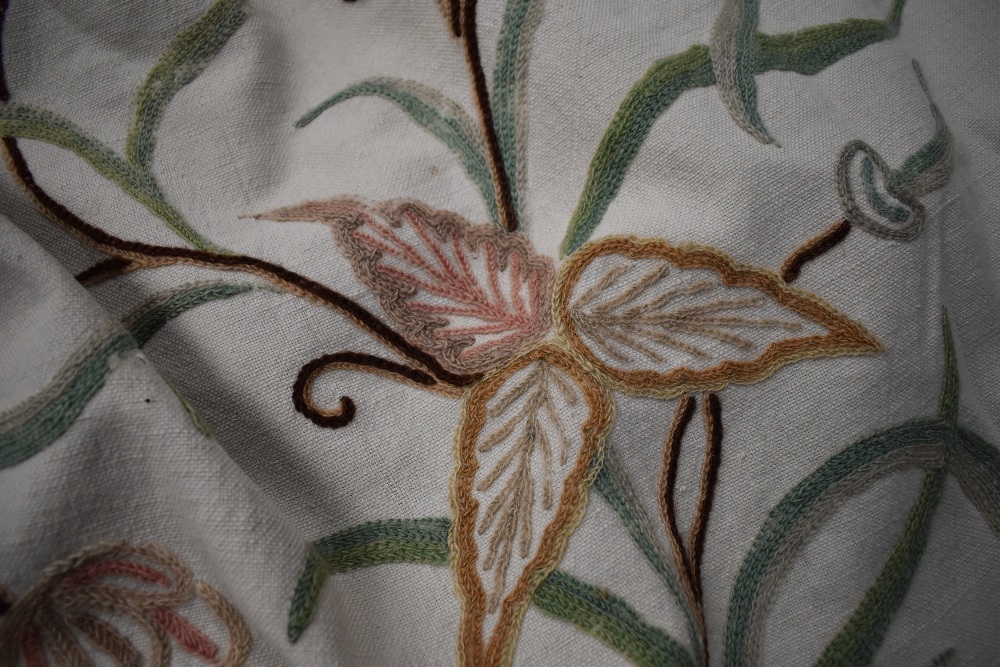 A vintage Indian crewel work embroidered throw. - Image 4 of 4