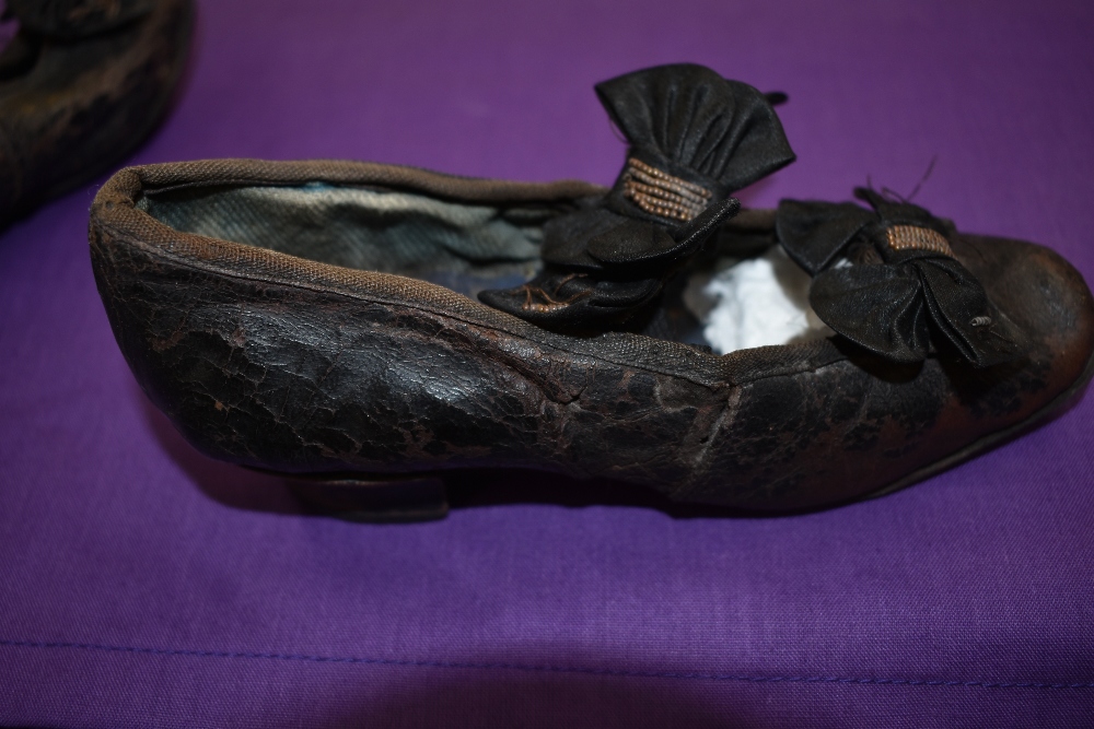 A pair of Victorian Childrens shoes with bow and beading detail to fronts. - Image 4 of 4