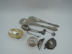 A small selection of HM silver including salt spoon, tea spoon, vesta, shoe horns, lid etc, approx