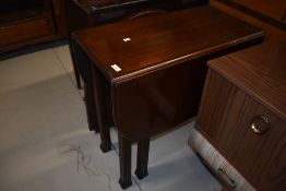 An early 20th Century mahogany gate leg dining table having fluted legs