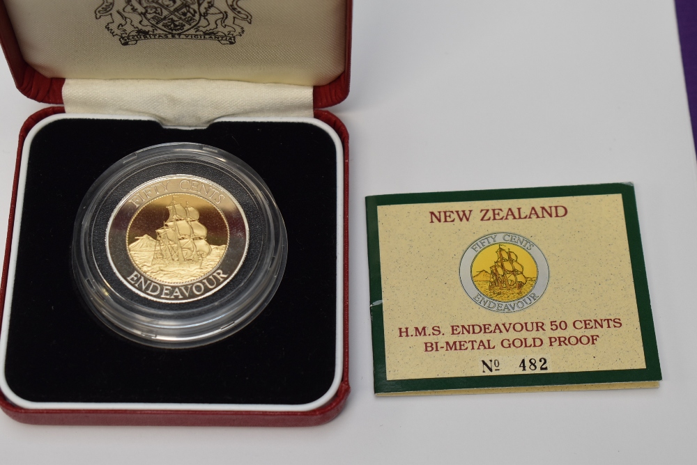 A Royal Mint limited edition New Zealand 1994 HMS Endeavour 50 Cents Bi Metal Gold Proof Coin 482/ - Image 2 of 2