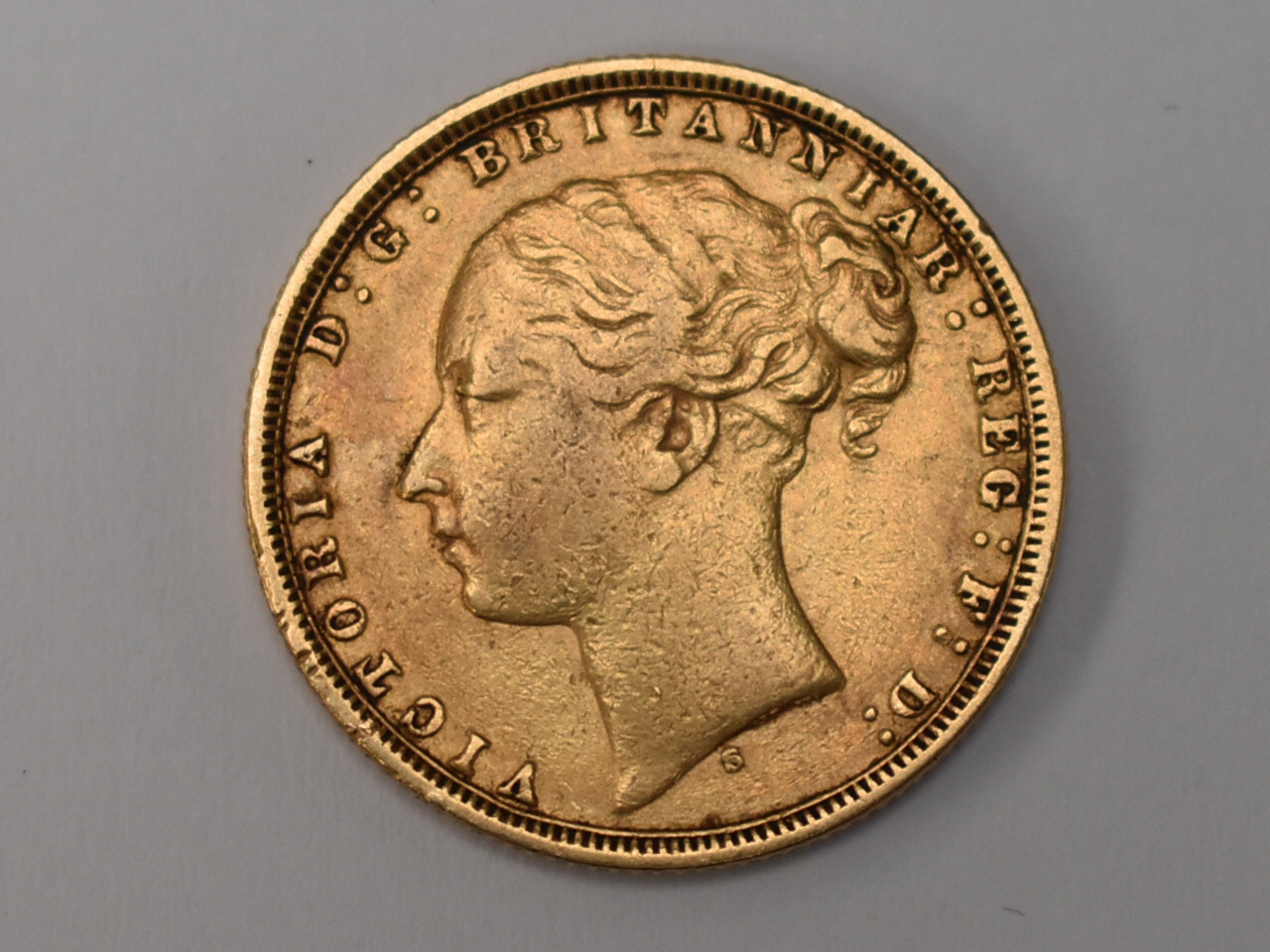 A Queen Victoria 1876 Gold Sovereign having Sydney Mint Mark - Image 2 of 2