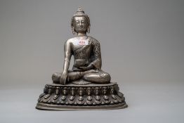 A seated Chinese Tibetan Buddhism Sakyamuni Buddha statue sat atop lotus leaf and sat in a