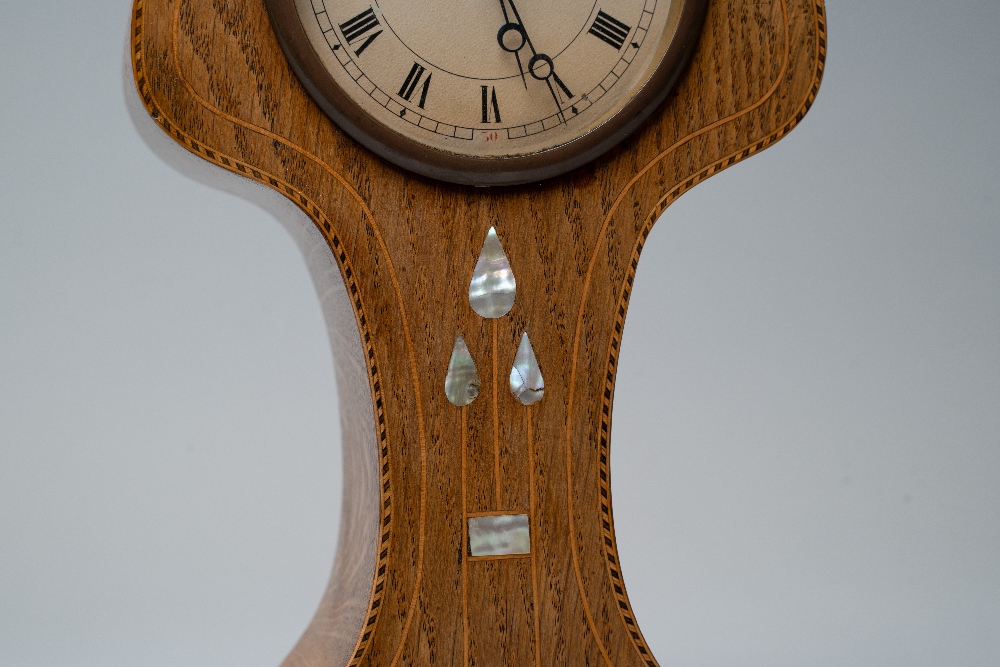 An Edwardian Swiss made tulip or almost balloon shaped oak mantel clock having satinwood and similar - Image 3 of 3