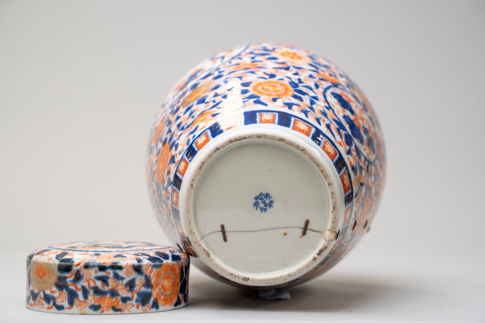 A large Imari palette ginger jar having lid with base having antique restoration 30cm high - Image 4 of 4