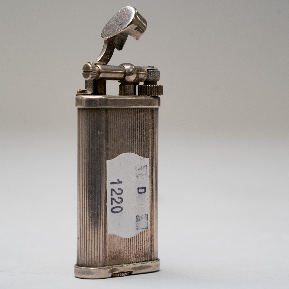 A vintage smokers pocket cigarette lighter by Dunhill from the Unique range marked WF 430299 to base - Image 3 of 3