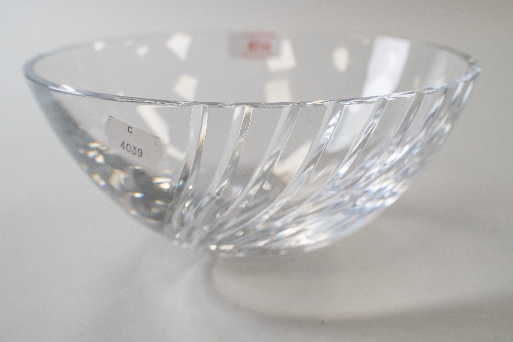 A modernist style clear cut crystal glass fruit bowl having a wave form expanding cut to one side - Image 5 of 5