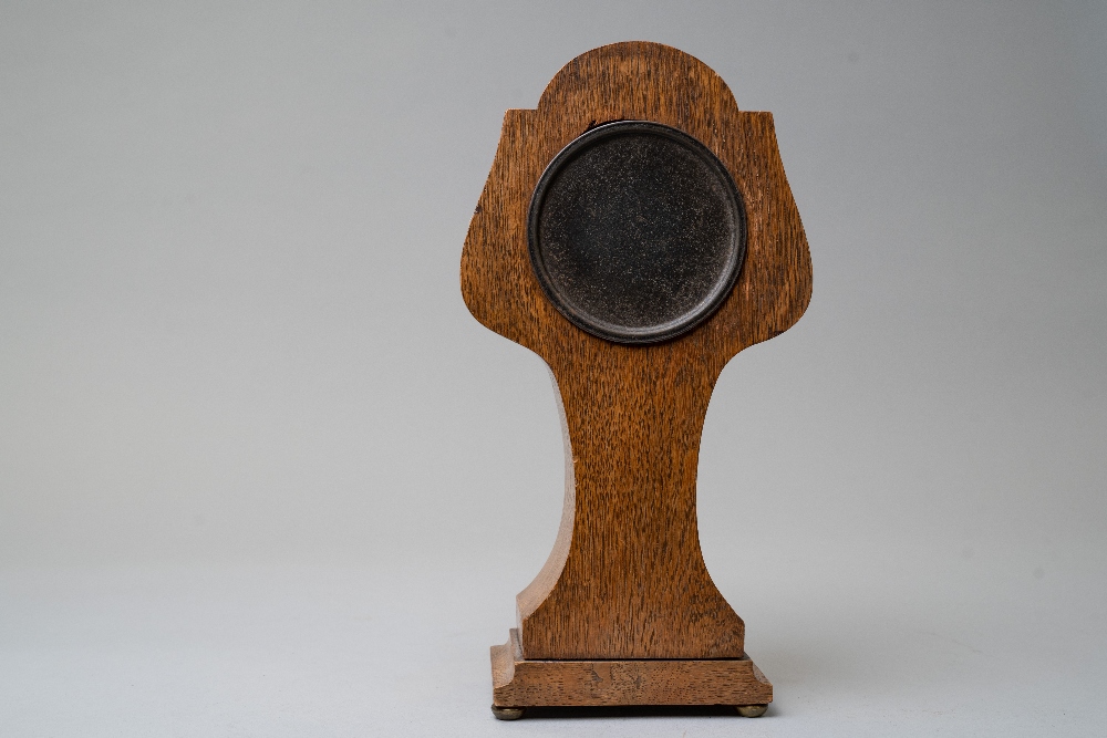 An Edwardian Swiss made tulip or almost balloon shaped oak mantel clock having satinwood and similar - Image 2 of 3