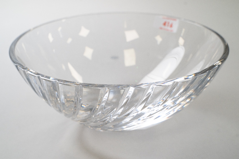 A modernist style clear cut crystal glass fruit bowl having a wave form expanding cut to one side - Image 2 of 5