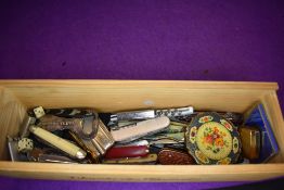 A selection of pocket and pen knifes and similar trinkets