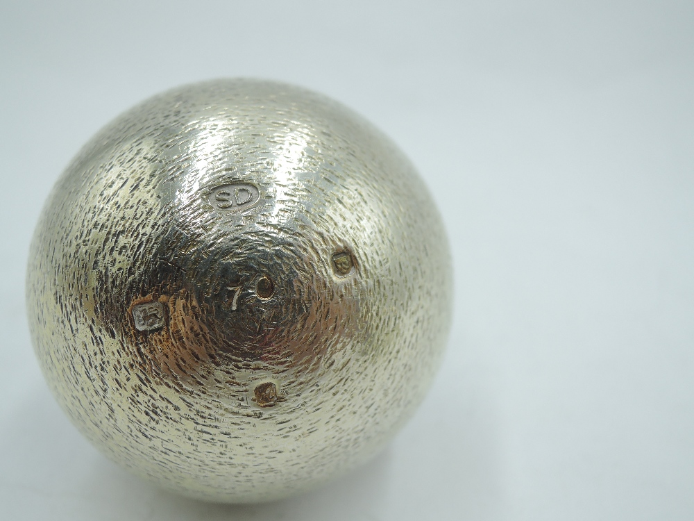 A Stuart Devlin Limited Edition silver gilt surprise egg, no 70, having textured shell opening to - Image 3 of 4