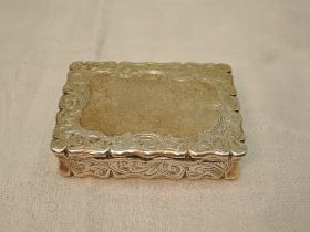 A Victorian silver snuff box having shaped and moulded rims, engraved scroll decoration and plain
