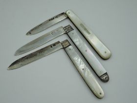 Three folding fruit knives, including two Georgian, all having HM silver blades and mother of