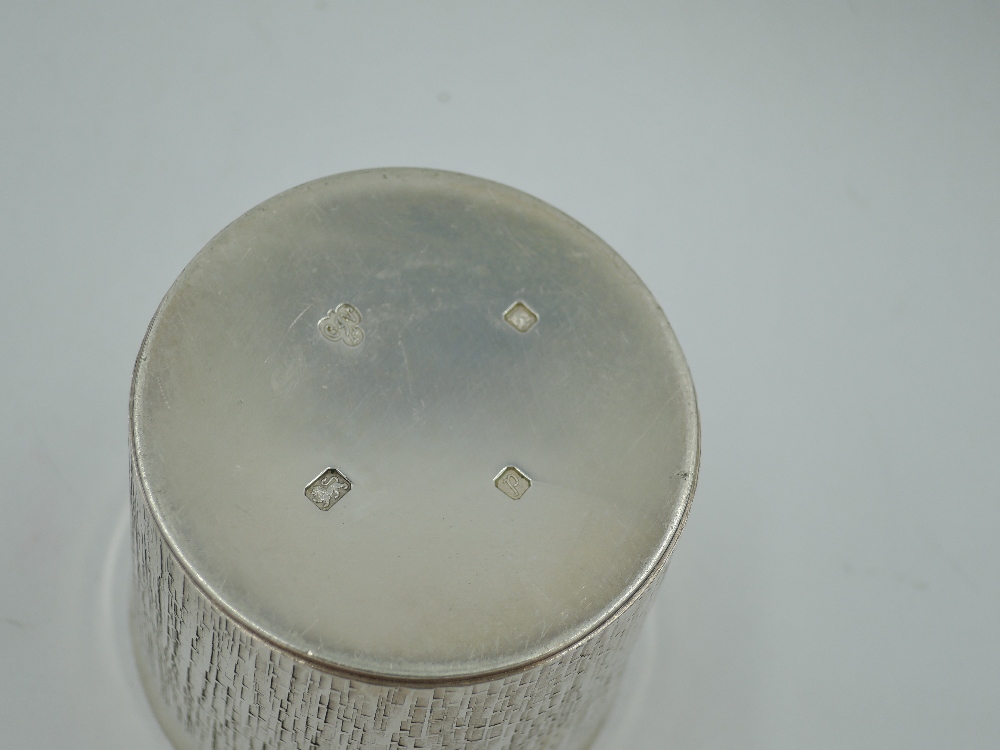 A silver beaker having textured decoration, London 1970, C J Vander Ltd, approx 110g - Image 2 of 2