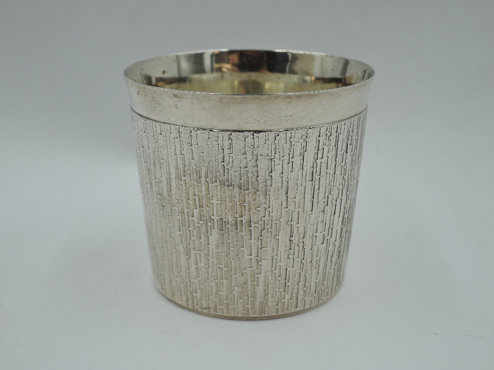 A silver beaker having textured decoration, London 1970, C J Vander Ltd, approx 110g