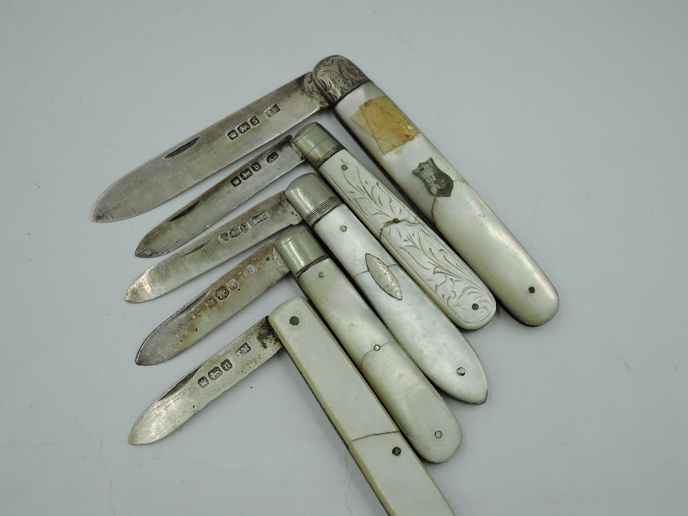 Five small folding fruit knives all having HM silver blades and mother of pearl handles, all AF,