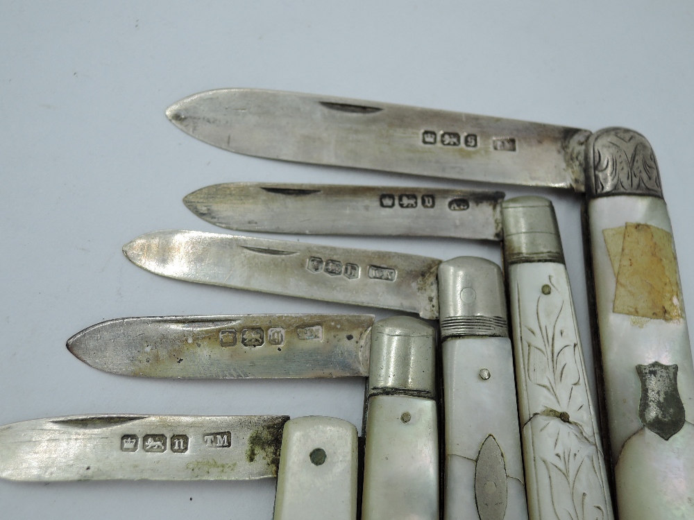 Five small folding fruit knives all having HM silver blades and mother of pearl handles, all AF, - Image 2 of 3