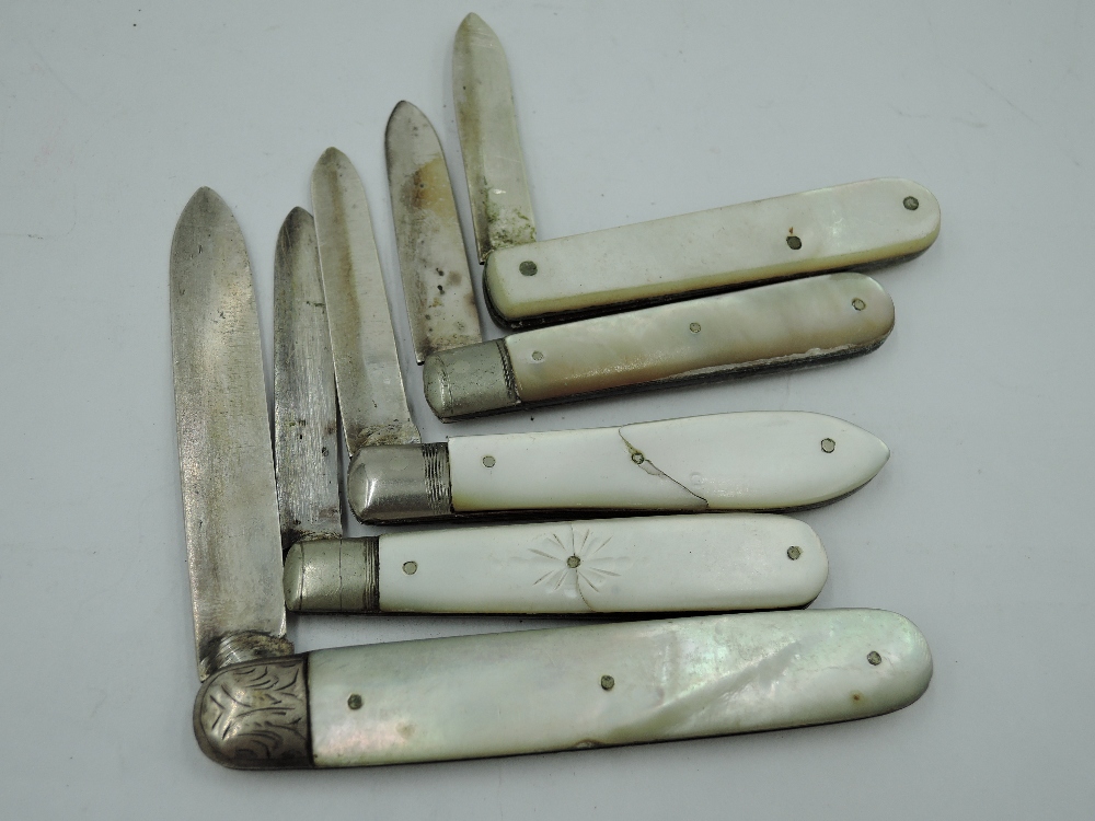 Five small folding fruit knives all having HM silver blades and mother of pearl handles, all AF, - Image 3 of 3