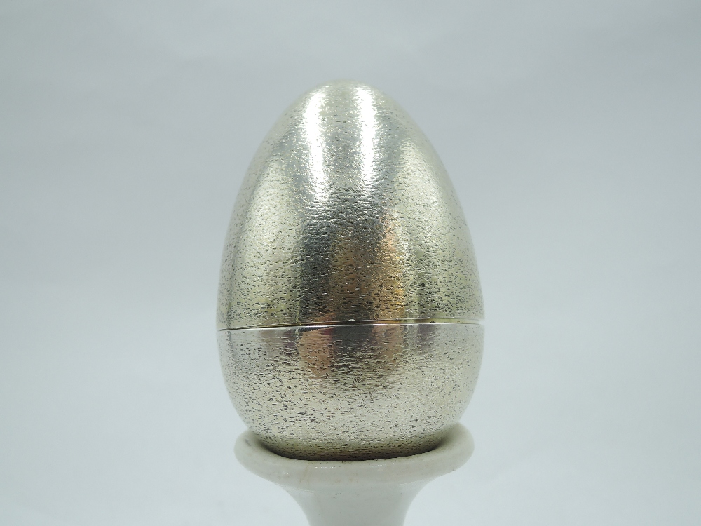 A Stuart Devlin Limited Edition silver gilt surprise egg, no 70, having textured shell opening to - Image 2 of 4